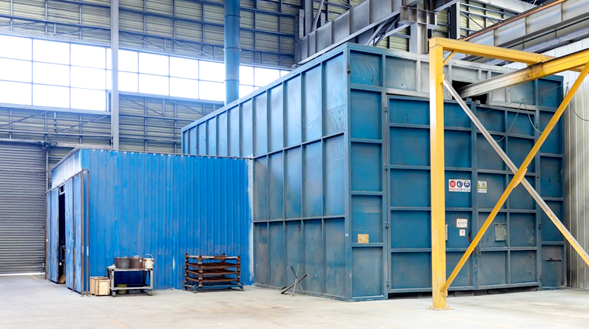 Taller cerrado de pulverización de zinc en caliente con sistema de ventilación independiente y avanzado. Protección del medio ambiente, profesionalidad y alta calidad.