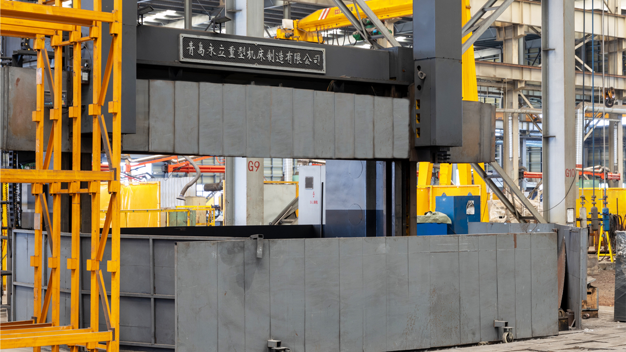 Un torno especializado en el mecanizado de componentes estructurales como discos de bloqueo de aerogeneradores, con equipamiento profesional.